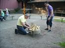 J&uuml;rgen H&auml;ndler z&uuml;ndet das Lagerfeuer an - Rechts Philipp Pinger - 09.08.2008
