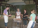 Das Grillteam: Philipp Pinger, Claudia H&auml;ndler, Angelika Deumlich (zusammen mit Birgit Raab Stockbrotteich erstellt), Kerstin St&ouml;cker - 09.08.2008