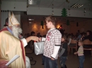 Der Nikolaus &uuml;berreicht jedem Kind eine T&uuml;te. 