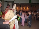 Der Nikolaus &uuml;berreicht jedem Kind eine T&uuml;te. 