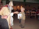 Der Nikolaus &uuml;berreicht jedem Kind eine T&uuml;te. 
