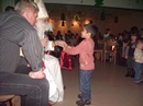 Der Nikolaus &uuml;berreicht jedem Kind eine T&uuml;te. 