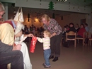 Der Nikolaus &uuml;berreicht jedem Kind eine T&uuml;te. 