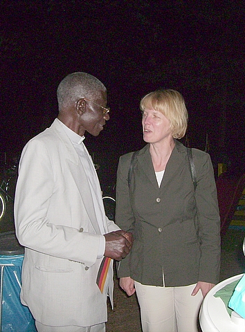 am Paulushaus - Pfarrer Paul Muganga im Gespr&auml;ch