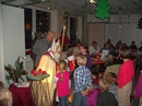 Nikolaus verteilt T&uuml;ten mit leckeren Sachen an die Kinder