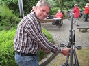 Freund J&uuml;rgen H&auml;ndler hat in Krudenburg sein Rad wieder in Ordnung gebracht