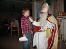 Nikolaus verteilt Nikolaust&uuml;ten an die Kinder