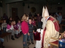 Nikolaus verteilt Nikolaust&uuml;ten an die Kinder