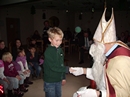 Nikolaus verteilt Nikolaust&uuml;ten an die Kinder
