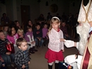 Nikolaus verteilt Nikolaust&uuml;ten an die Kinder