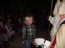 Nikolaus verteilt Nikolaust&uuml;ten an die Kinder