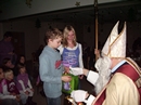 Nikolaus verteilt Nikolaust&uuml;ten an die Kinder