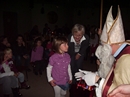 Nikolaus verteilt Nikolaust&uuml;ten an die Kinder