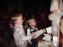 Nikolaus verteilt Nikolaust&uuml;ten an die Kinder