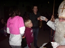 Nikolaus verteilt Nikolaust&uuml;ten an die Kinder