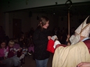 Nikolaus verteilt Nikolaust&uuml;ten an die Kinder
