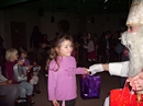 Nikolaus verteilt Nikolaust&uuml;ten an die Kinder