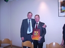 Ehrung Alfred Symann f&uuml;r 26 Jahre stell.Kassierer - Hauptkassierer J&uuml;rgen H&auml;ndler dankt von Herzen