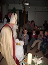 Nikolaus (Pastor M&ouml;ller) unterh&auml;lt sich mit den Kindern