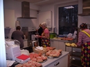 Vor der Sitzung: noch wird eifrig hergerichtet - Blick in die K&uuml;che