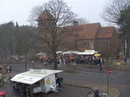 Zug vorbei - Stra&szlig;enkarneval -hier unser Stand an der Pauluskirche im Hintergrund