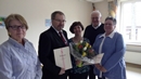 Ehrung Ehepaar Schulz f&uuml;r 25-Jahre Mitgliedschaft. V.l.n.r.: Maria Schetter (stellv.Vors.), Michael Schulz (Vors.), Ehefrau Monika Schulz, Pfarrer und Pr&auml;ses HeinzJosef M&ouml;ller, Mechthild Schulz (stellv. Vors. vom Bezirk)