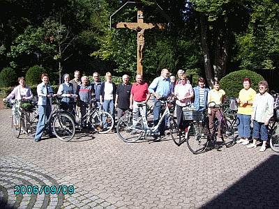 Radpilgerabfahrt ab dem Kirchplatz -Klicke und Bild erscheint in Farbe und Gr&ouml;&szlig;er