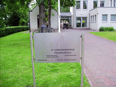 evang.Gemeindezentrum -Klicke und Bild erscheint in Farbe und Gr&ouml;&szlig;er