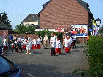 Prozession kommt -Klicke und Bild erscheint in Farbe und Gr&ouml;&szlig;er