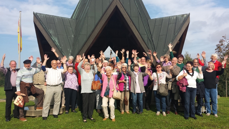 Gruppenbild vor der Kapelle