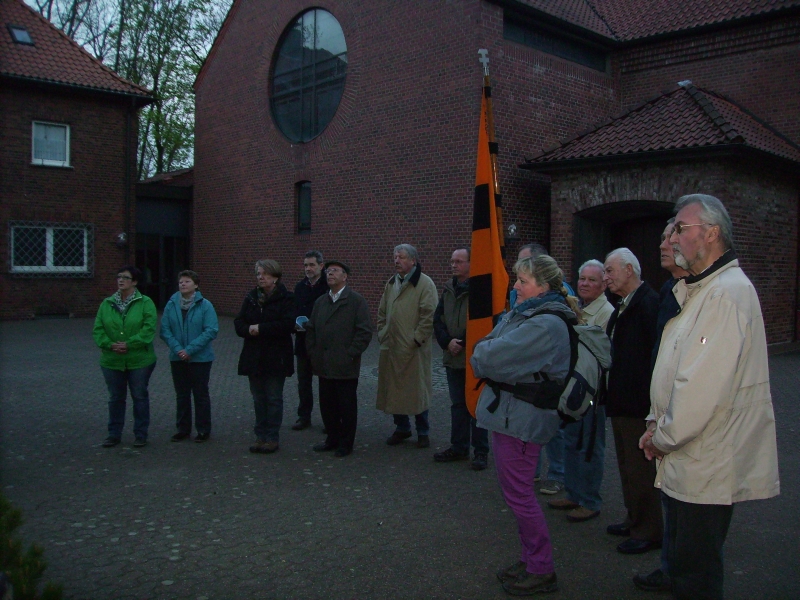 Gruppe vor dem Kreuz -Klicke und Bild erscheint gr&ouml;&szlig;er