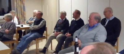 gespanntes Zuh&ouml;ren - beim Klick wird Bild gr&ouml;&szlig;er angezeigt