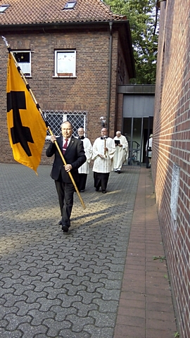 Einzug in Kirche -Klicke und Bild erscheint in Farbe und Gr&ouml;&szlig;er