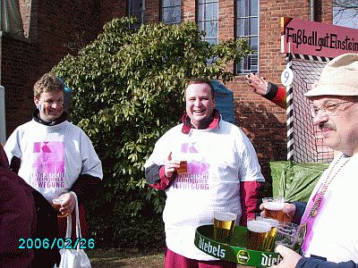 An der Kirche -Klicke und Bild erscheint in Farbe und Größer