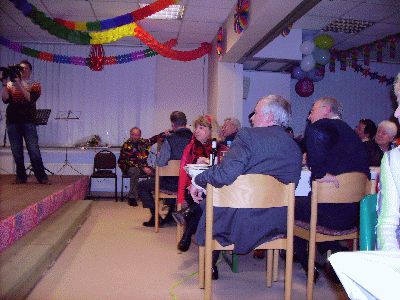 B&uuml;rgermeister lacht -Klicke und Bild erscheint in Farbe und Gr&ouml;&szlig;er