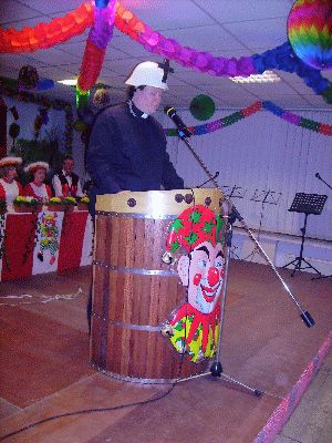 Kaplan in der B&uuml;tt -Klicke und Bild erscheint in Farbe und Gr&ouml;&szlig;er