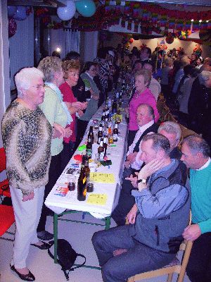 Saal schunkelt2 -Klicke und Bild erscheint in Farbe und Gr&ouml;&szlig;er