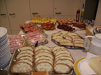 in der K&uuml;che -Klicke und Bild erscheint in Farbe und Gr&ouml;&szlig;er