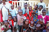 Bank und Kinder -Klicke und Bild erscheint in Farbe und Gr&ouml;&szlig;er