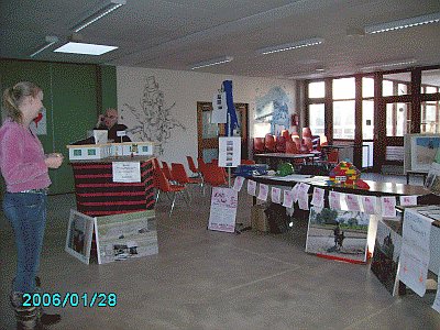 Cirsten Heese und der Aktionsstand -Klicke und Bild erscheint in Farbe und Gr&ouml;&szlig;er