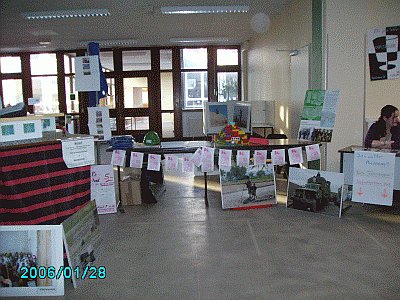 Der Aktionsstand -Klicke und Bild erscheint in Farbe und Gr&ouml;&szlig;er