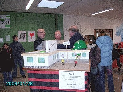 KAB Verantwortliche am Modell -Klicke und Bild erscheint in Farbe und Gr&ouml;&szlig;er