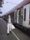 Ankunft von Rupert Neudeck auf dem Bahnsteig in Voerde -Klicke und Bild erscheint in Farbe und Gr&ouml;&szlig;er