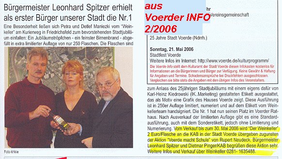 B&uuml;rgermeister Spitzer erh&auml;lt die Flasche Nr. 1 -Klicke und Bild erscheint in Farbe und Gr&ouml;&szlig;er